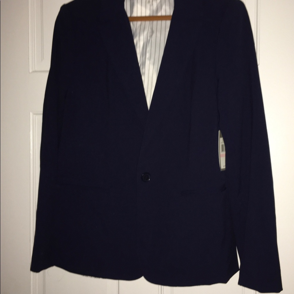 Beautiful, never worn, one button blazer.